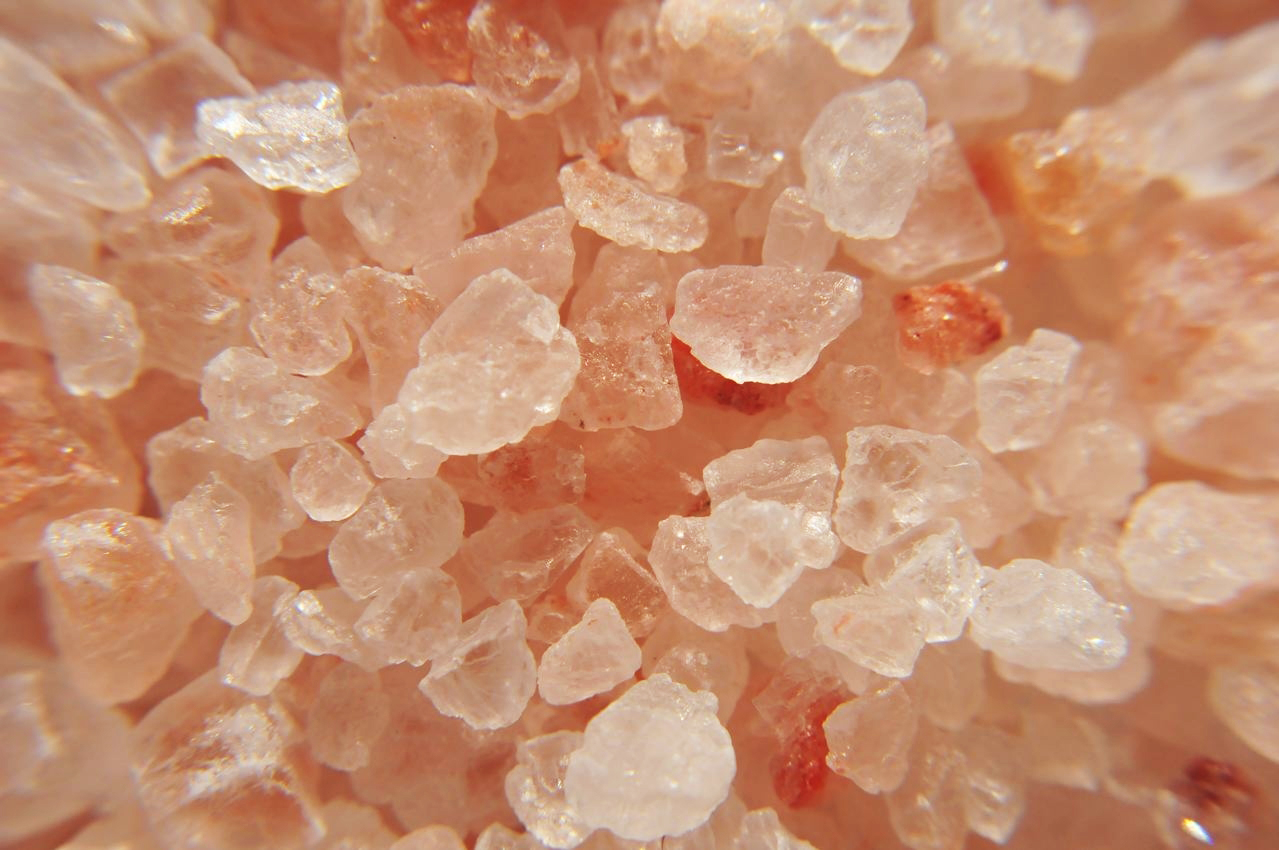 Природная минеральная соль. Минеральные соли. Кристаллы морской соли. Каменная соль. Розовая гималайская соль.